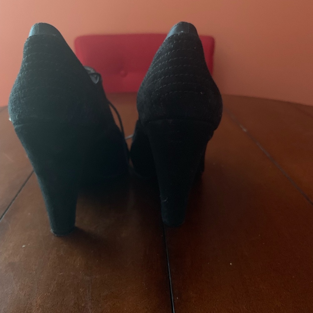 Shoes - Picture 3 of 4